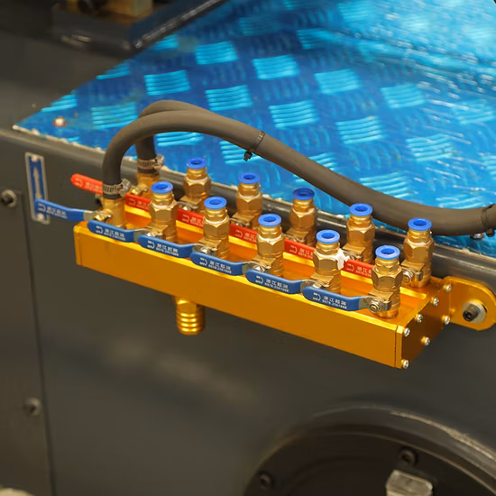 Vorformling-Form mit 32 Hohlräumen. Die Form ist so konzipiert, dass sie die Vorteile des Heißkanals nutzt, wobei der Nadelventil-Typ des punktgenauen Angusses keine Angussreste verursacht